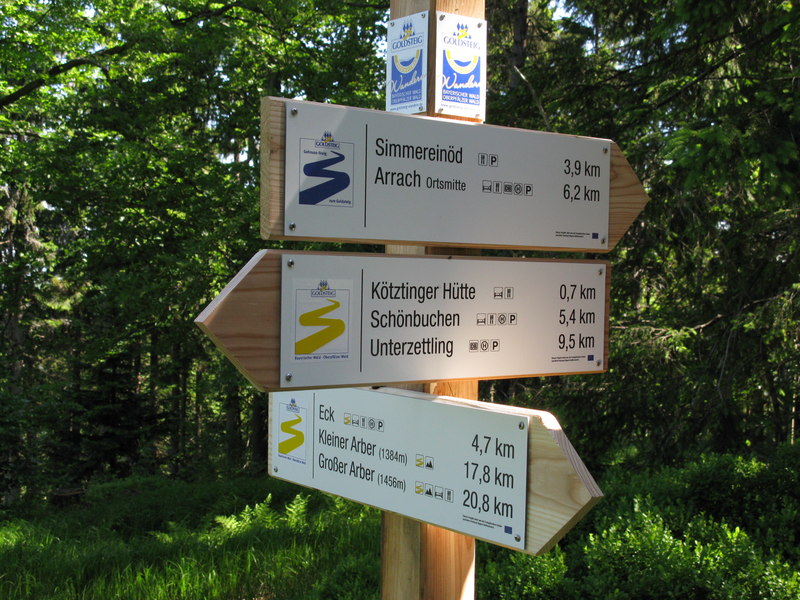 Der Goldsteig ist bestens markiert: Der Hauptweg mit dem gelben S und die Zuwege und Verbindungswege mit dem blauen S 