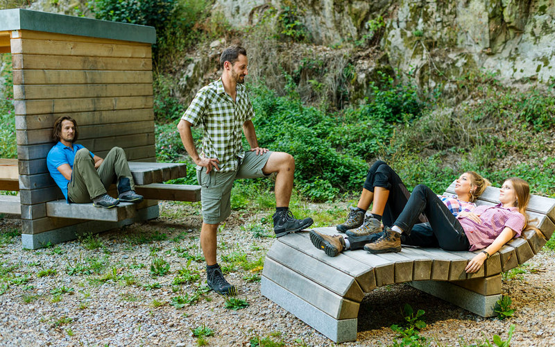 Auf den original Goldsteig-Möbeln entlang des Weges lässt sich bei einer kurzen Pause herrlich entspannen