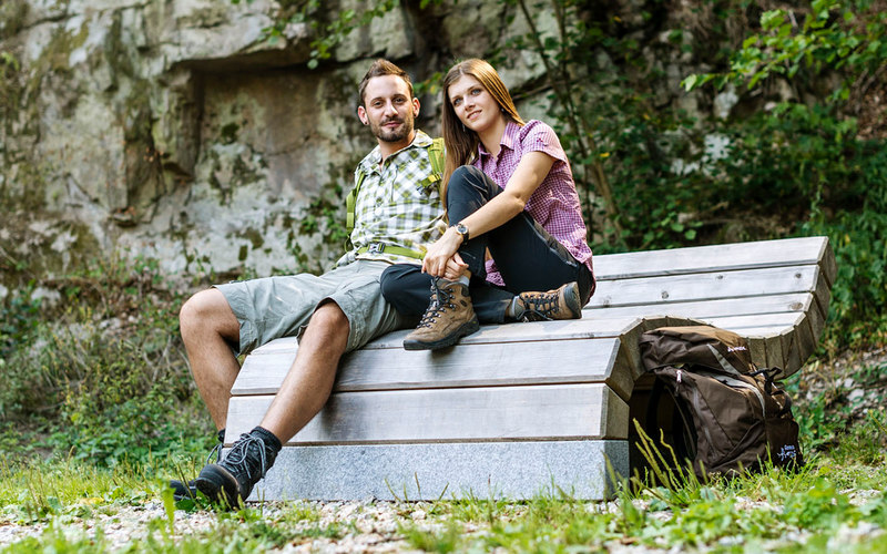 Entlang des Weges finden Wanderer immer wieder die charakteristischen Goldsteig-Möbel, die zu einer kurzen Rast einladen