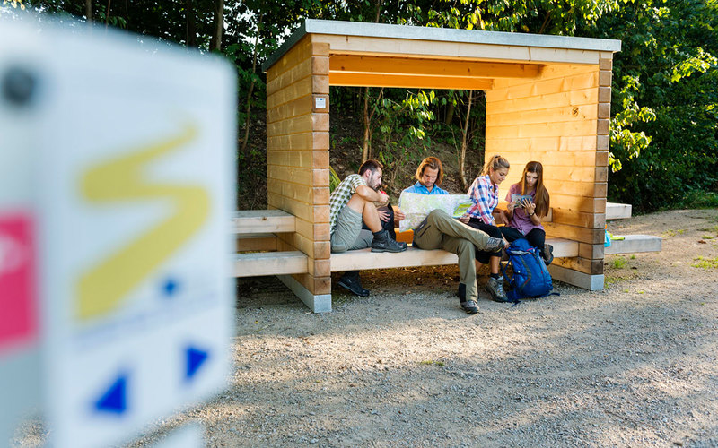 Die Möbel entlang des Goldsteigs sind genau auf die Bedürfnisse von Wanderern zugeschnitten