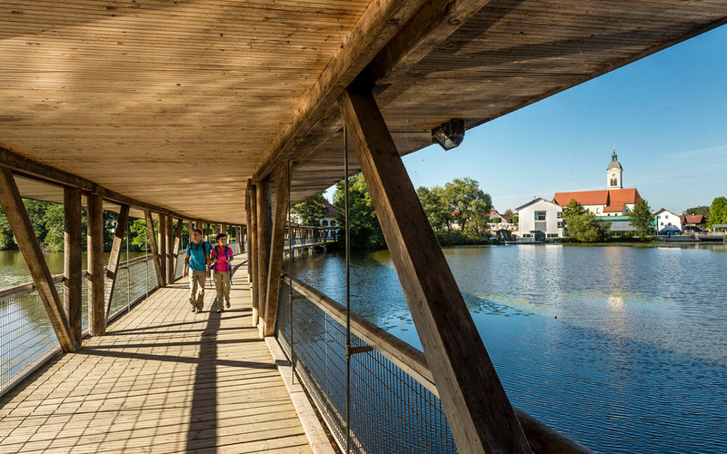 Auf 110 Metern erlaubt der Naturbeobachtungssteg bei Wiesenfelden auf Etappe S12 und S13 die dortige Weiherlandschaft aus einer anderen Perspektive zu entdecken