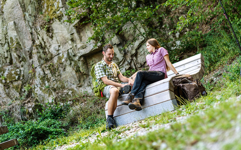 Entlang des Weges finden Wanderer immer wieder die charakteristischen Goldsteig-Möbel, die zu einer kurzen Rast einladen