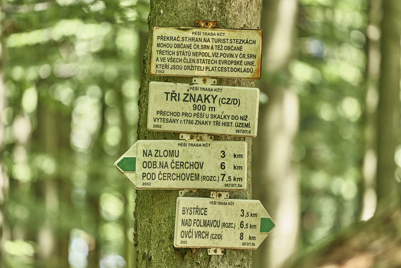 Grundstein des tschechischen Systems ist das Wanderzeichen mit dem farbigen Streifen in der Mitte.Rot: Fern- oder Kamm-Wanderweg, Blau: andere wichtige Wanderwege,Grün: lokale Bedeutung, Gelb: kurze Verbindungswege oder Abkürzungen