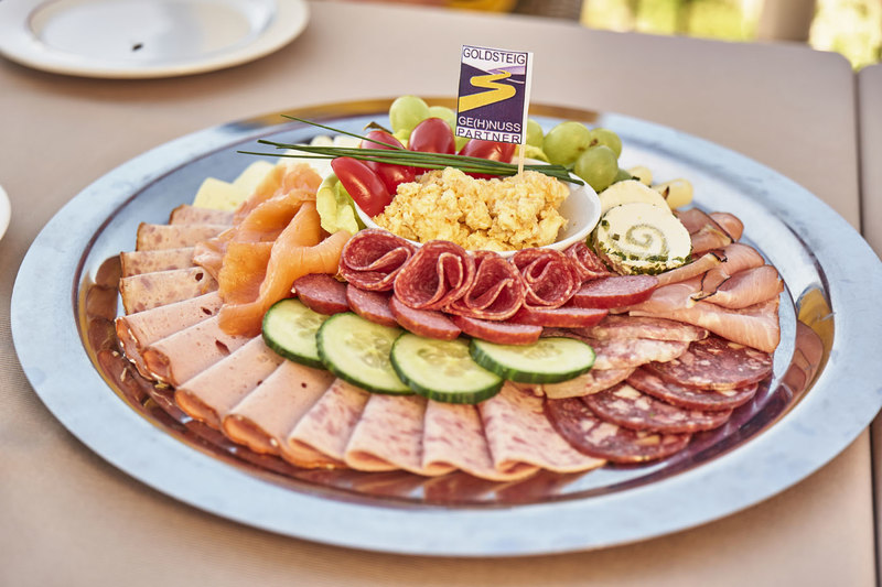 Goldsteig-Wanderer sammeln Kräfte bei typisch bayerischen Brotzeiten mit regionalen Spezialitäten. 