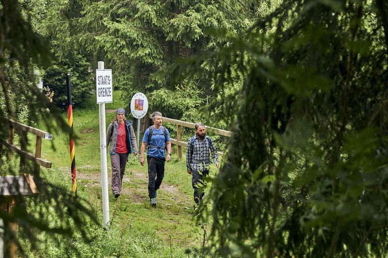 Grenzenlos wandern am Goldsteig im Bayerischen Wald- hier am Grenzübergang bei Bischofsreut. 