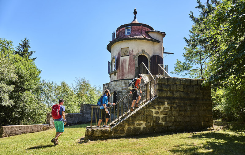 Goldsteig-Wanderer am Grenzlandturm in Bärnau im Oberpfälzer Wald. 
