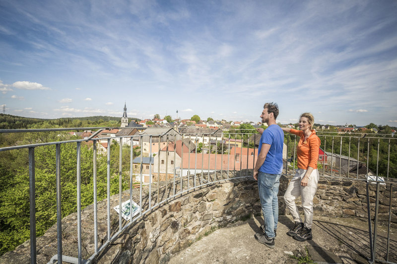 Einen sagenhaften Ausblick genießen Wanderer von der Burg Neuhaus am Goldsteig im Oberpfälzer Wald
