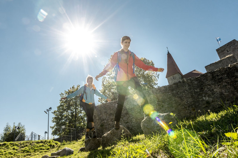 Im Innenhof der Burg Leuchtenberg am Goldsteig im Oberpfälzer Wald finden jedes Jahr rauschende Festspiele statt. Bestes Theater unter freiem Himmel! 