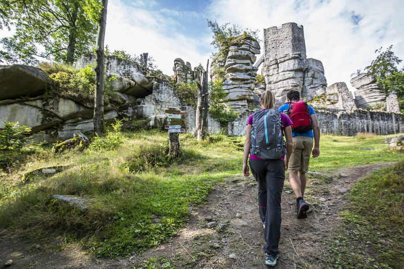 Die Burgruine Weißenstein im Steinwald ist umgeben von faszinierenden Felsformationen und bietet wunderbare Ausblicke bis in den Böhmerwald. Ein Muss für Goldsteig-Wanderer im Obepfälzer Wald