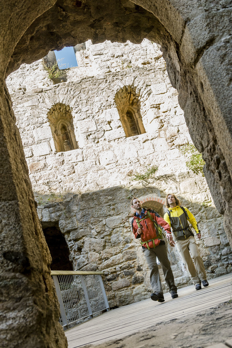 Die Burg Leuchtenberg am Goldsteig im Oberpfälzer Wald liegt hoch oben über dem Luhetal. Im Innenhof finden in den Sommermonaten die bekanntesten Burgfestspiele Ostbayerns statt