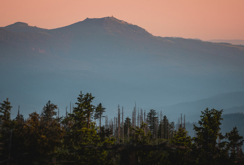 Blick vom Rachel auf den höchsten Berg des Bayerischen Waldes, dem Arber.