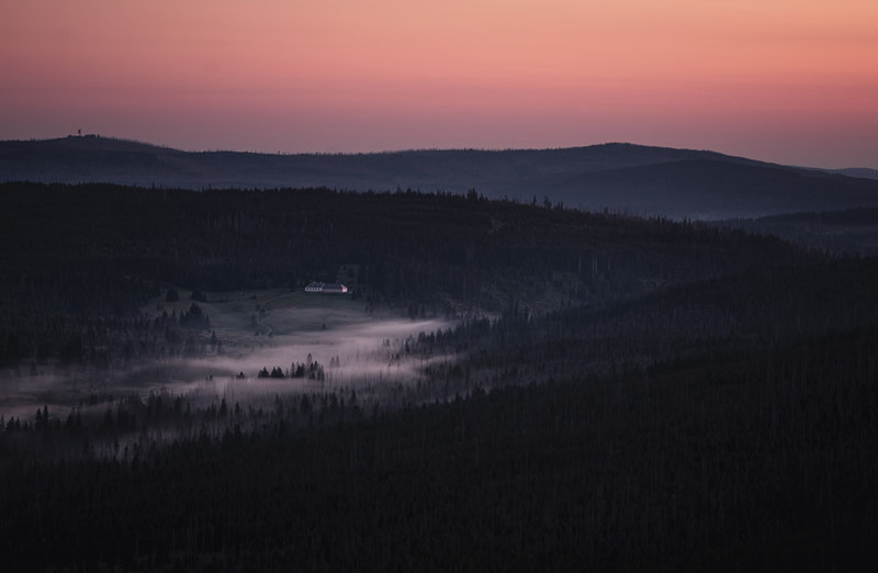 Mystische Sonnenaufgangsstimmung am Lusen bevor es auf der Goldsteig-Etappe N18 weiter nach Mauth geht.