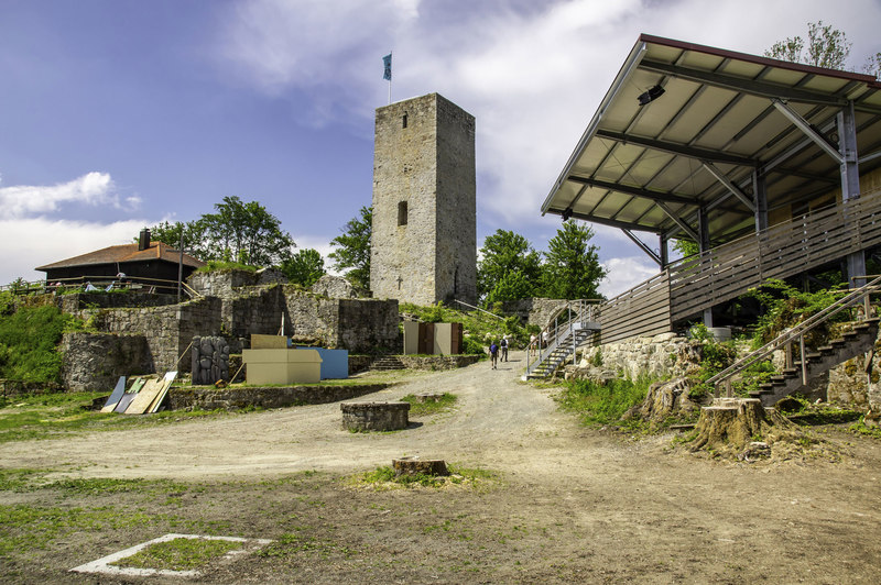 Auf der Goldsteig-Etappe N8 liegt der Hausberg von Rötz mit der Schwarzburg-Ruine.