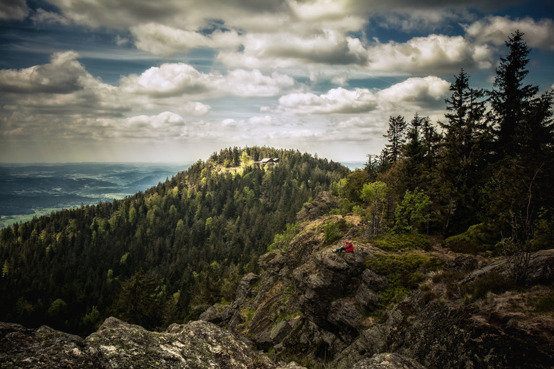 Am Kaitersberg beim Steinbühler Gesenke auf der Goldsteig-Etappe N12 mit Blick zur Kötztinger Hütte.