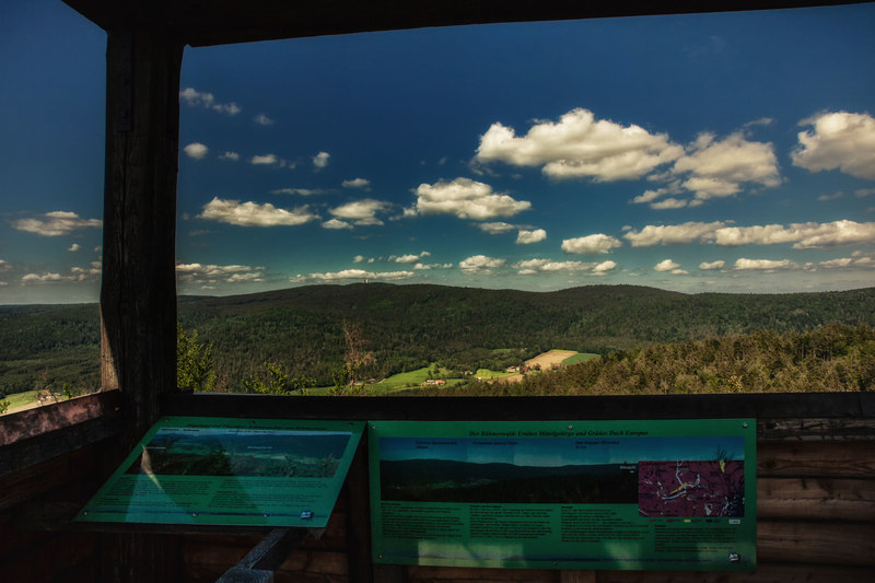 Auf der Goldsteig-Etappe N10 erklären Infotafeln die umliegenden Berge rund um den Klammerfels.