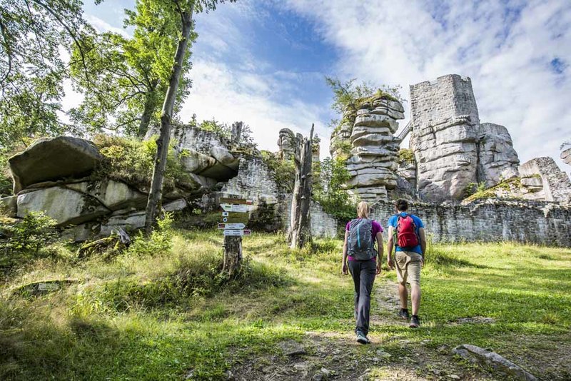 Ein lohnendes Wanderziel: Die Burgruine Weißenstein auf der Goldsteig-Etappe 1 im Oberpfälzer Wald