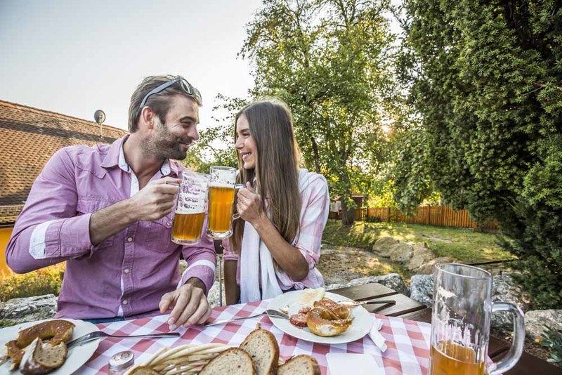 Im Oberpfälzer Wald können Golsteig-Wanderer das Kultbier Zoigl genießen