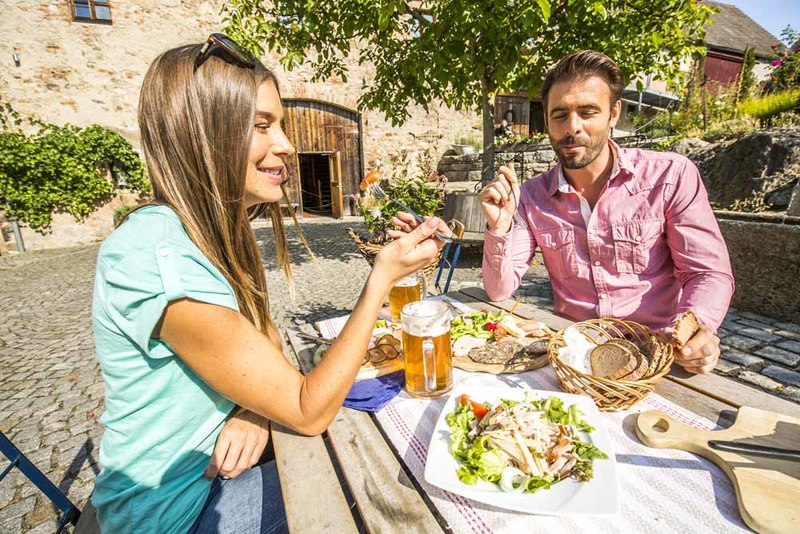 Im Oberpfälzer Wald können Golsteig-Wanderer das Kultbier Zoigl genießen