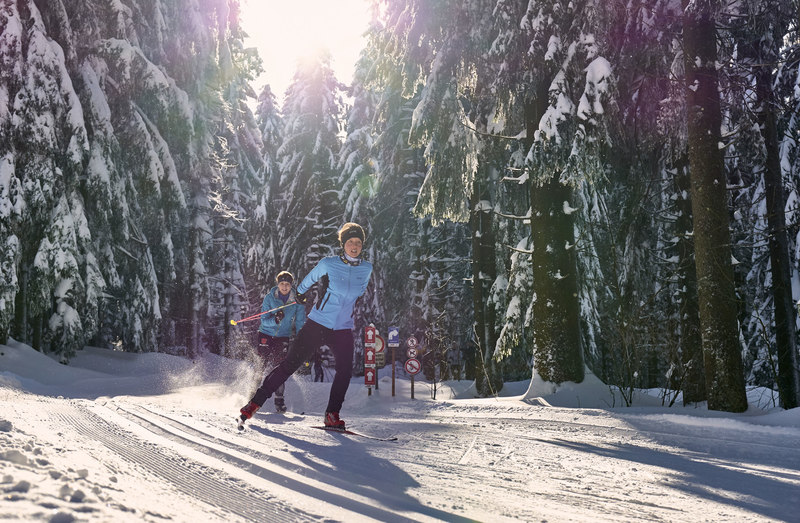 Langlaufen durch tief verschneite Wälder am Goldsteig