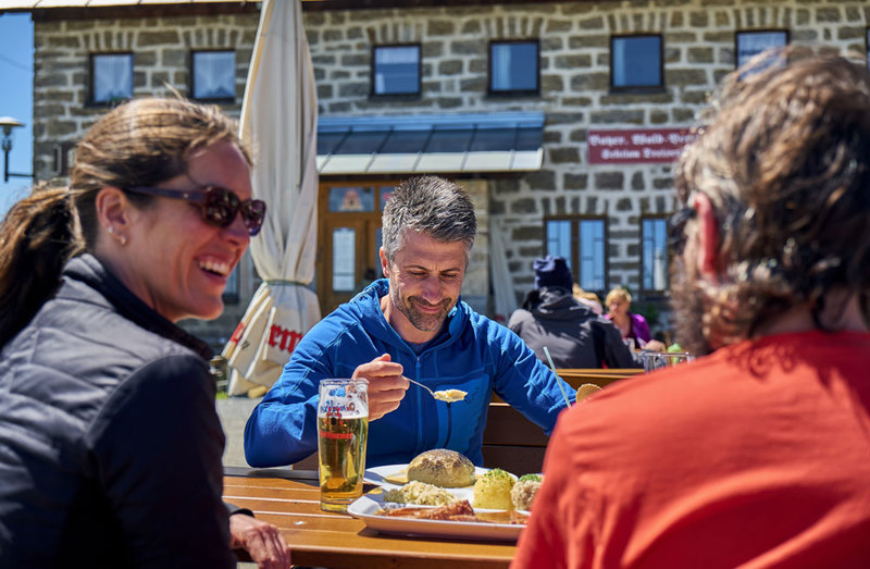 Eine leckere Brotzeit rundet jede Goldsteig-Wanderung perfekt ab.