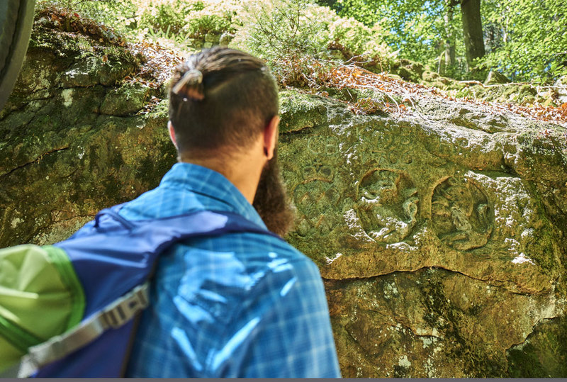 Goldsteig-Wander am Drei-Wappen: In den Fels wurden die Wappen von Bayern, Böhmen und der Pfalz eingemeisselt.