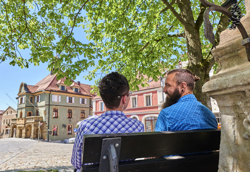 Goldsteig-Wanderer machen eine Rast in der Drachenstadt Furth im Wald