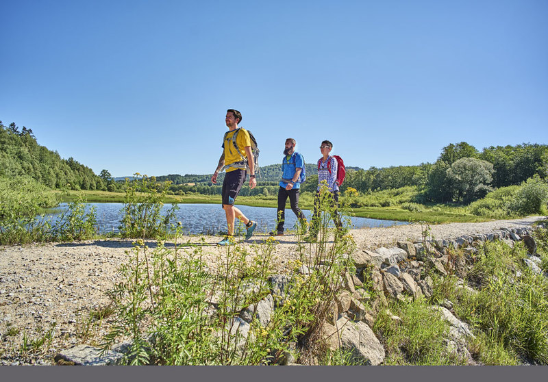  Der Perlsee verzaubert mit idyllischer Wiesenlandschaft und vielen Möglichkeiten zur ruhigen Naturbeobachtung. 