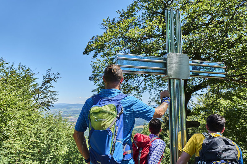 Goldsteig-Wanderer am Glaskreuz am Reiseck