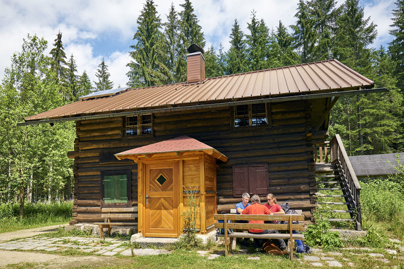 Am Goldsteig findet man schöne Rastmöglichkeiten, wie hier an der Kreuzbachklause