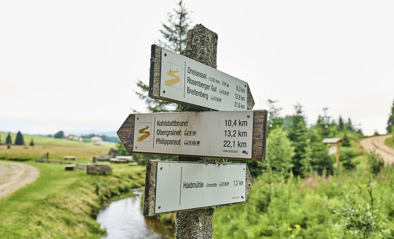 Der gelb markierte Goldsteig durch den Oberpfälzer Wald und den Bayerischen Wald