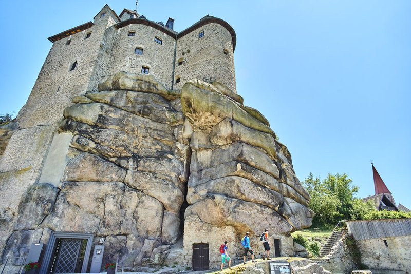 Nacch umfassenden Sanierungsarbeiten beherbergt die Burg Falkenberg ein Hotel, Tagungsräume sowie ein Museum.